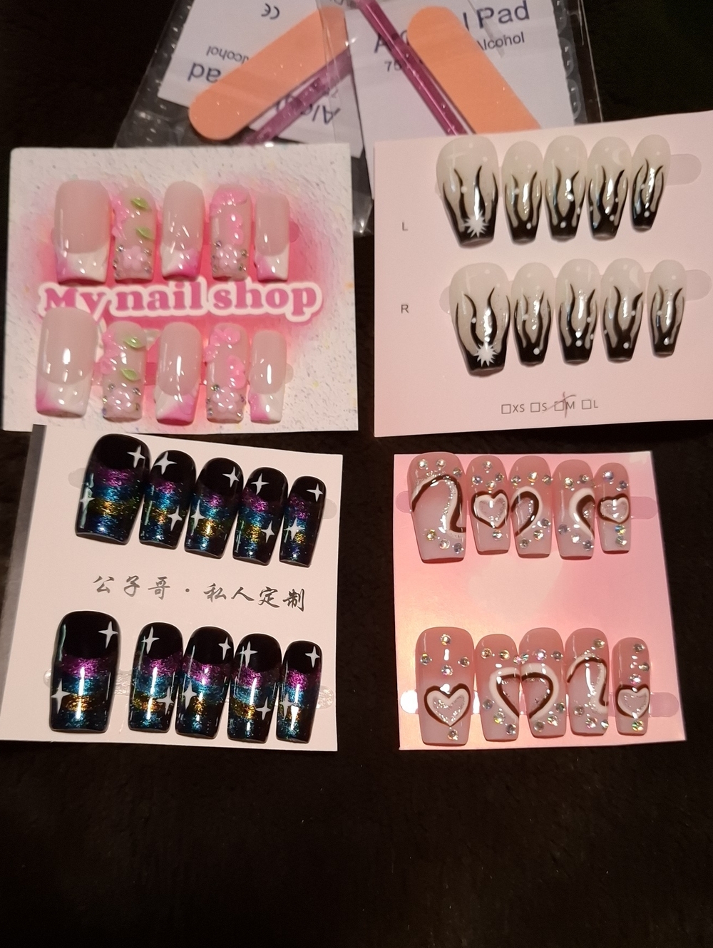 **4 SETS PRESS ON NAILS**